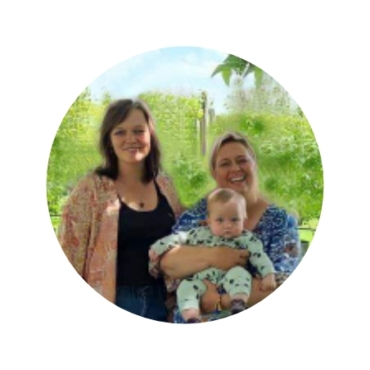 Wij zijn de zussen Martine en Hanneke. Bloei is 9 jaar geleden gestart aan de keukentafel. En zo werken wij nog steeds, met heel veel plezier. Wij helpen je graag met het vinden van jouw gastouder!